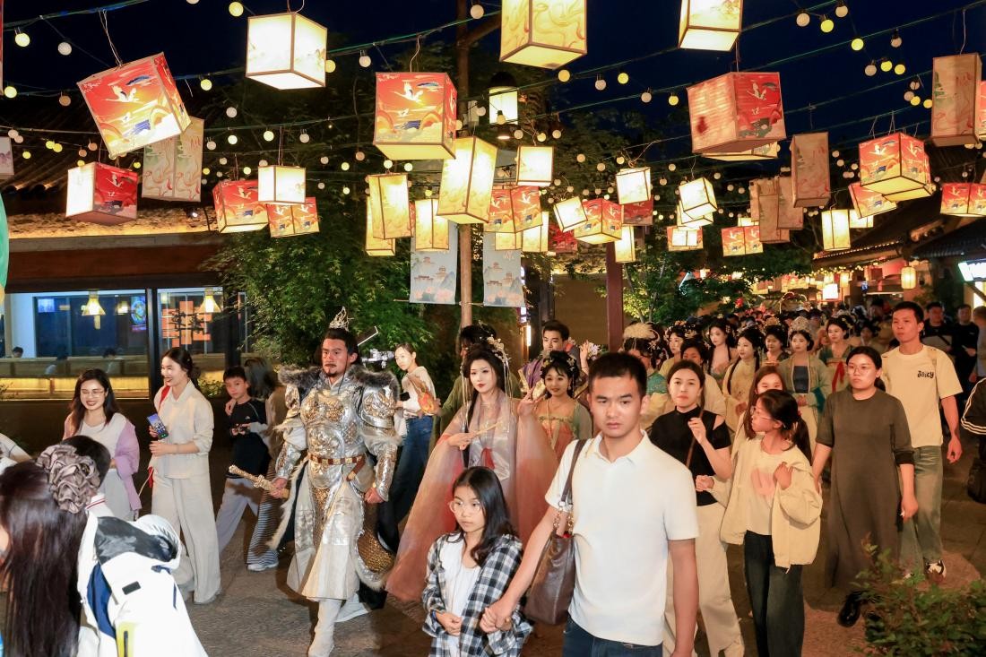 鲁源村景区，汉服巡游、古代甲胄展演次第上演。宋玉祥摄