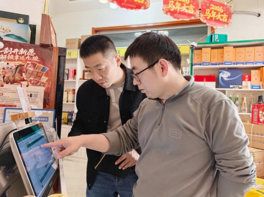 客戶經理徐海龍指導劉凱根據銷售數據分析店鋪經營情況