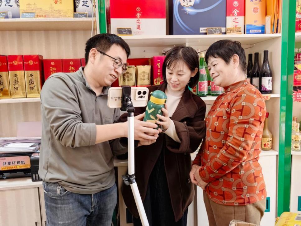 劉凱和家人拍攝短視頻
