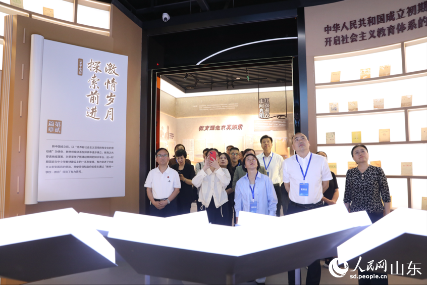 嘉宾们走进济南职业学院“百年中国·教材展馆”。人民网记者 刘祺摄