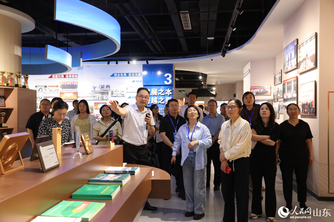 嘉宾们走进黄炎培职业教育思想暨山东职业教育展馆。人民网记者 刘祺摄