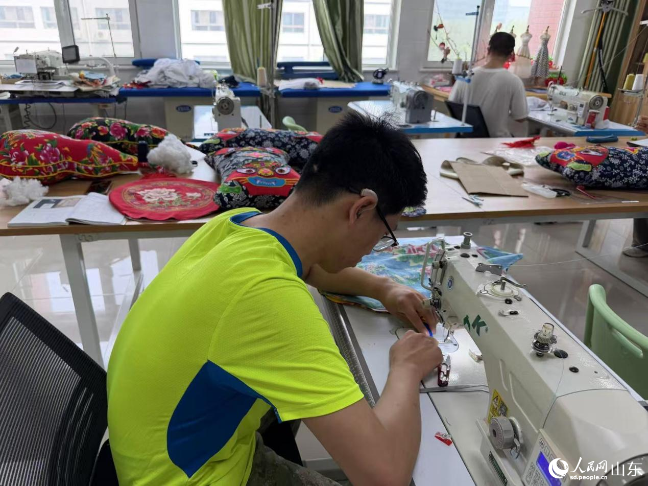 姚光杰在服装设计与工艺的实训课上。人民网记者 乔姝摄