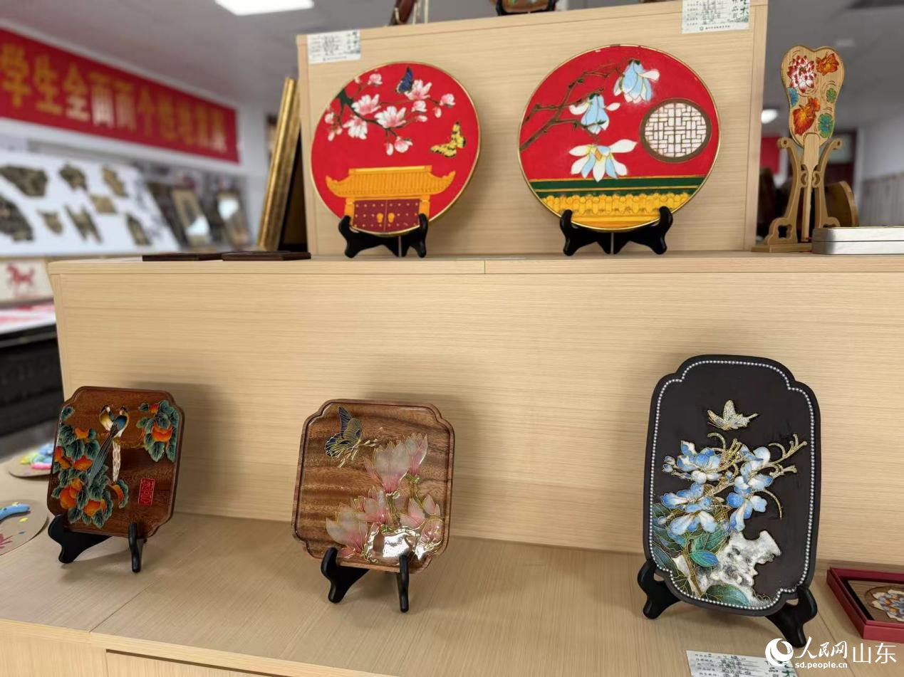 展厅里展示着学生们的掐丝珐琅作品。人民网记者 乔姝摄