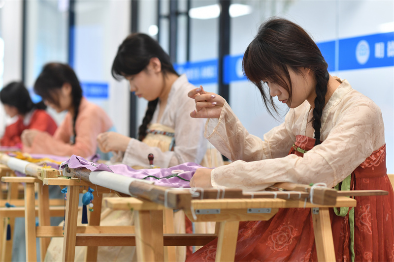 2026年5月15日，学生在山东省青岛市城阳区职教中心学校举办的科技文化节成果展示活动上演示齐绣技艺。王海滨摄