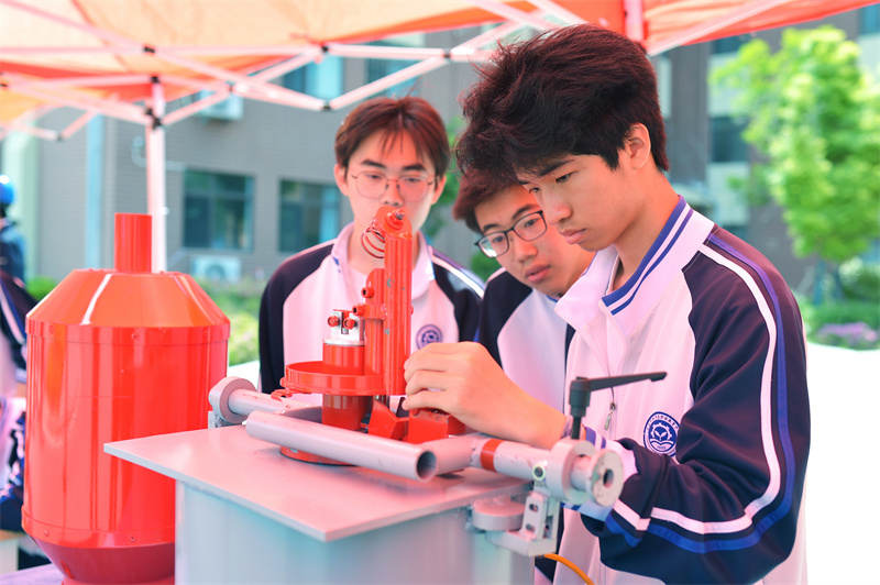 2026年5月15日，学生在山东省青岛市城阳区职教中心学校举办的科技文化节成果展示活动上调试高压清扫器。王海滨摄