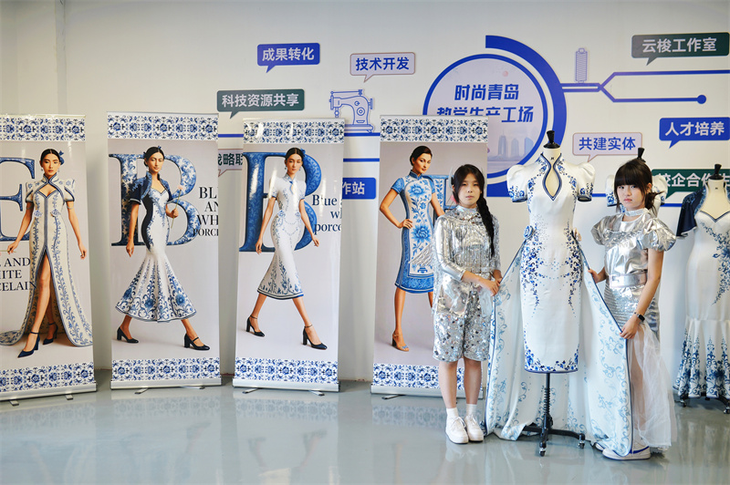 2026年5月15日，学生在山东省青岛市城阳区职教中心学校举办的科技文化节成果展示活动上展示设计的旗袍。王海滨摄