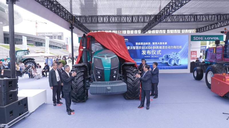 E4104-8H高端混合动力拖拉机发布
