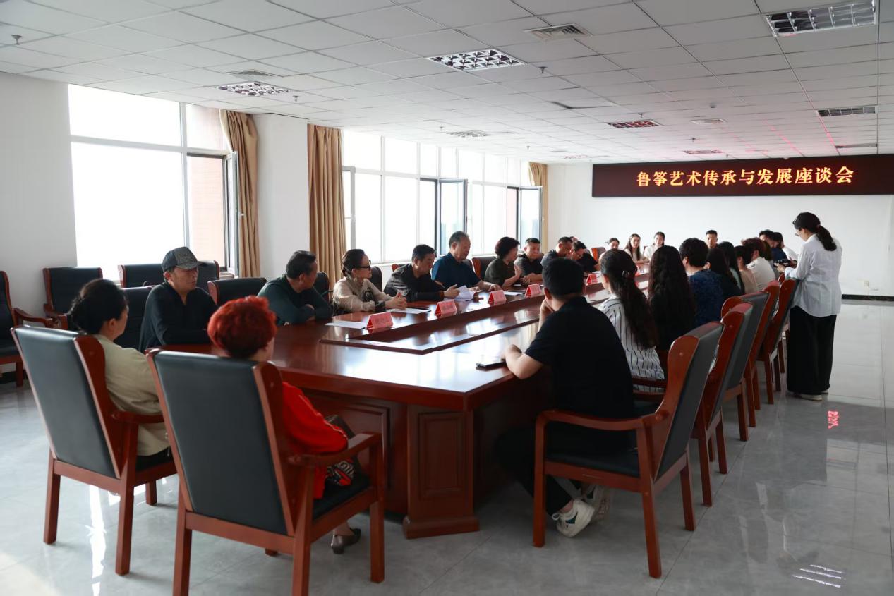 召开座谈会