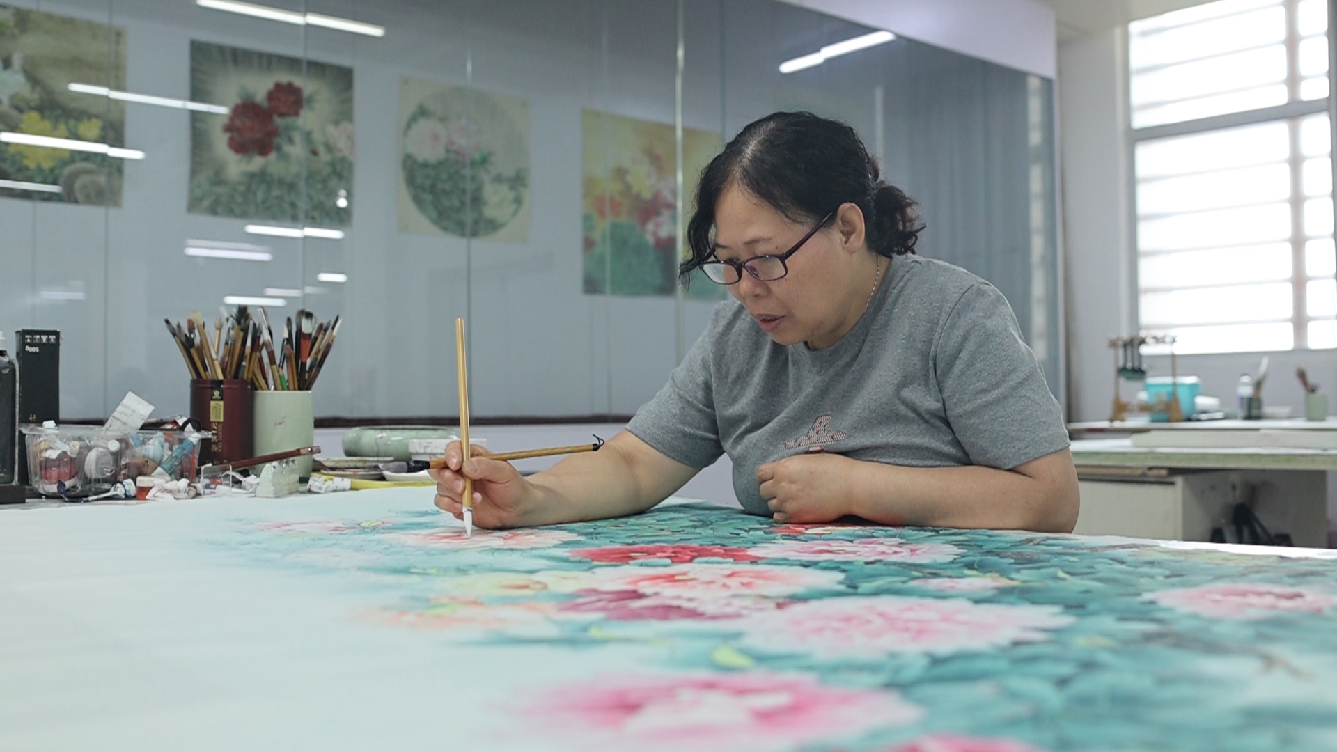 于雪霞在画室创作