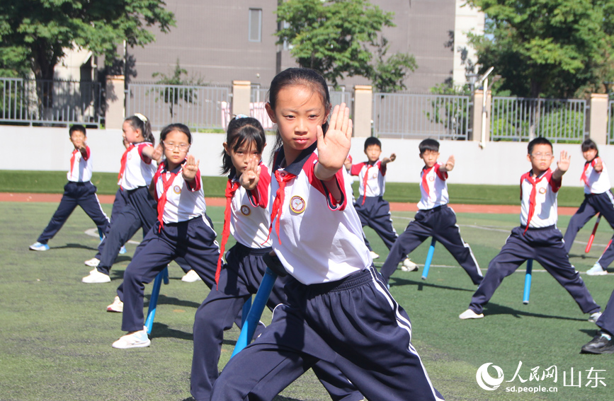 1、將傳統武術融入小學體育課。圖為大課間操期間，孩子們在鍛煉身體。人民網記者 宋翠攝