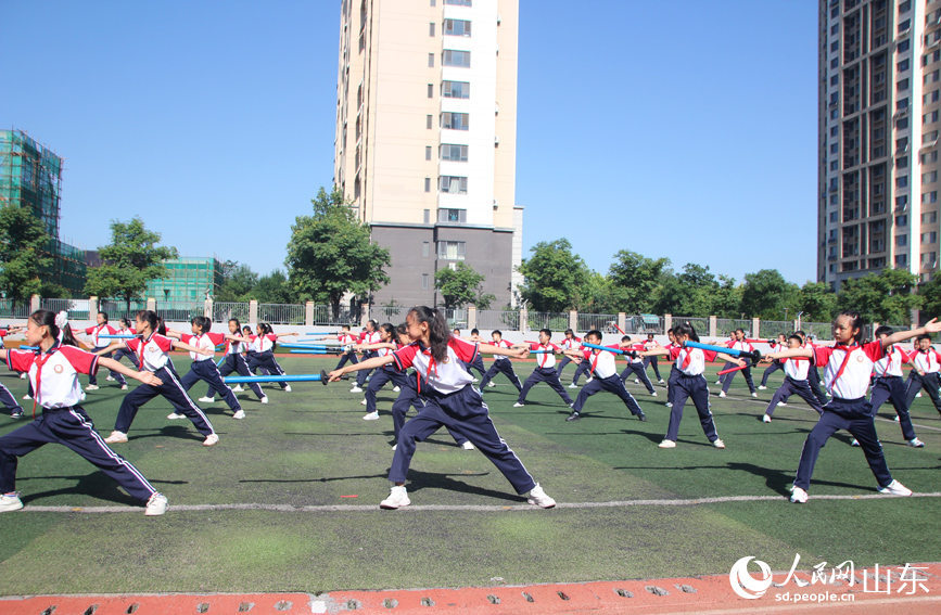 孩子們在做操練武術。人民網記者 宋翠攝