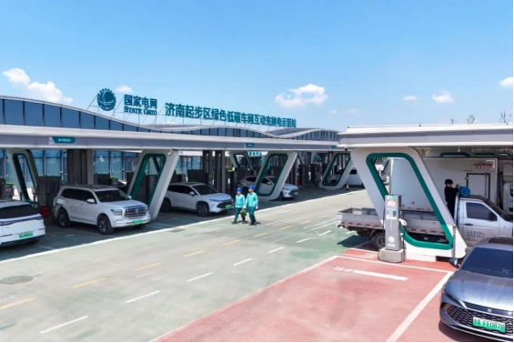 国网济南供电公司工作人员在起步区车网互动充换电示范站巡视检查充电设施设备