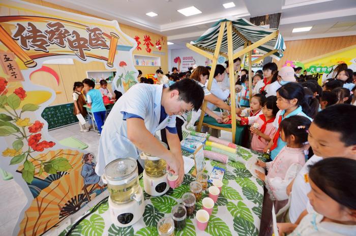 2026年6月2日，在山东省青岛市城阳区夏庄街道古镇小学开展的“传承传统文化”主题活动上，学生们在体验中医“古法乌梅汤”。