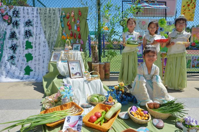 2026年6月2日，在山东省青岛市城阳区夏庄街道古镇小学开展的“传承传统文化”主题活动上，学生们展示二十四节气《夏》主题。