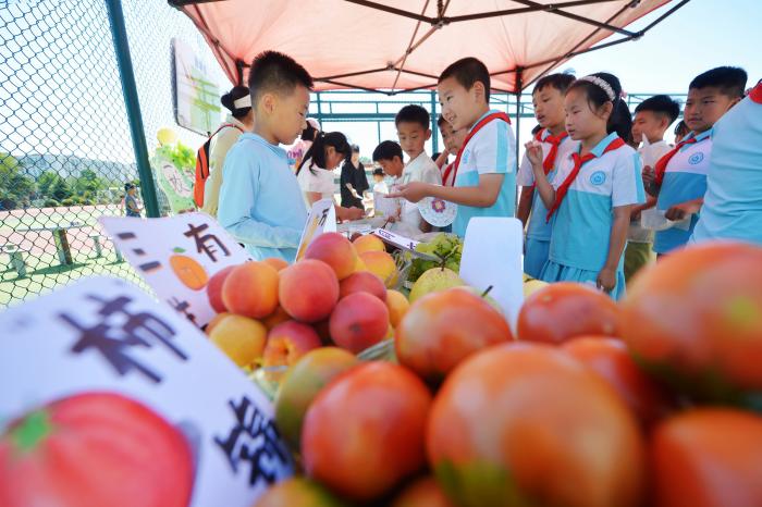 2026年6月2日，在山东省青岛市城阳区夏庄街道古镇小学开展的“传承传统文化”主题活动上，学生们在进行二十四节气知识问答。