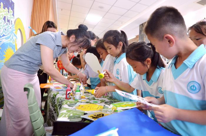 2026年6月2日，在山东省青岛市城阳区夏庄街道古镇小学开展的“传承传统文化”主题活动上，学生们在体验拓印。
