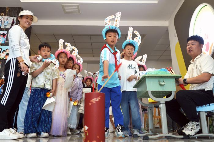 2026年6月2日，在山东省青岛市城阳区夏庄街道古镇小学开展的“传承传统文化”主题活动上，学生们在体验投壶游戏。