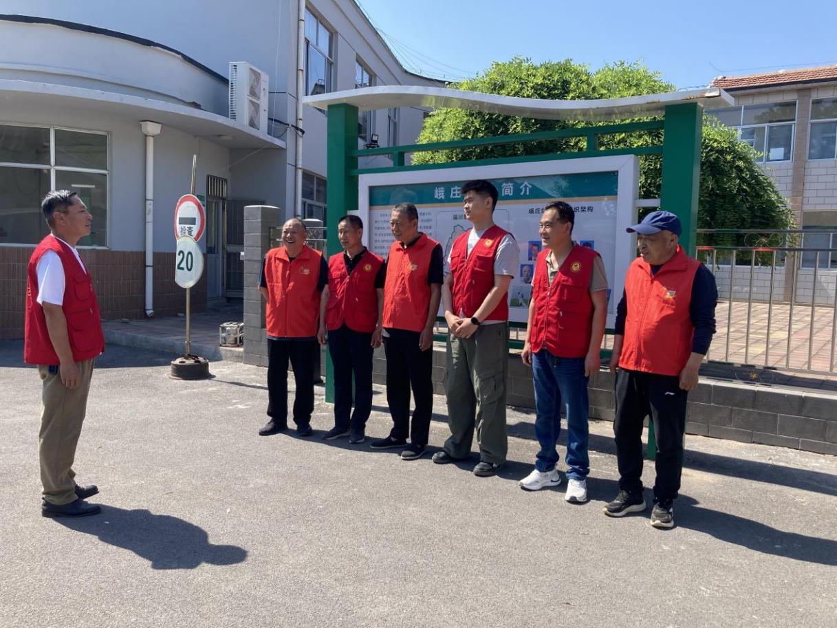 图为突击队员们迅速集结，准备奔赴烟田