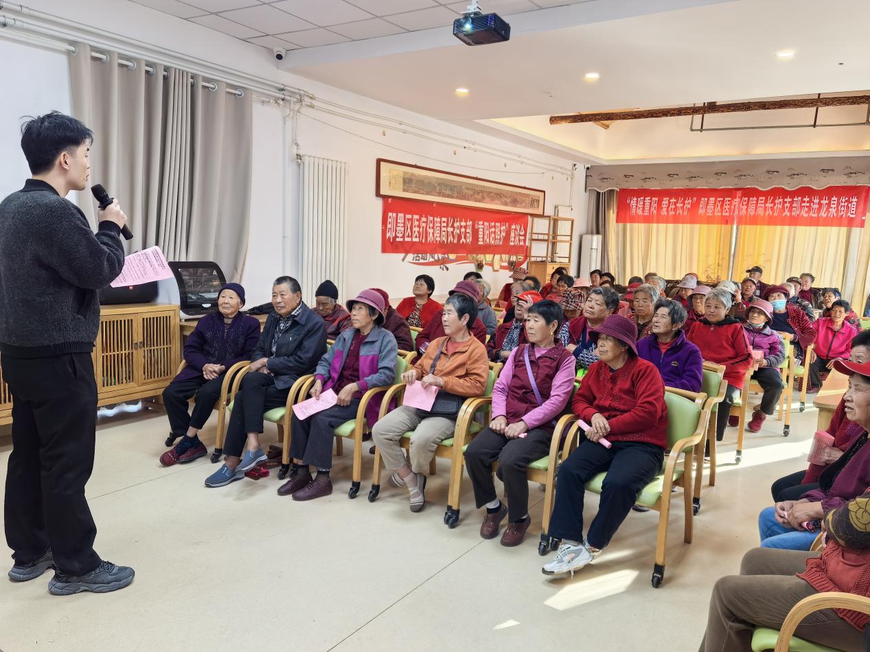 社区宣传解读长护险政策。马银环摄