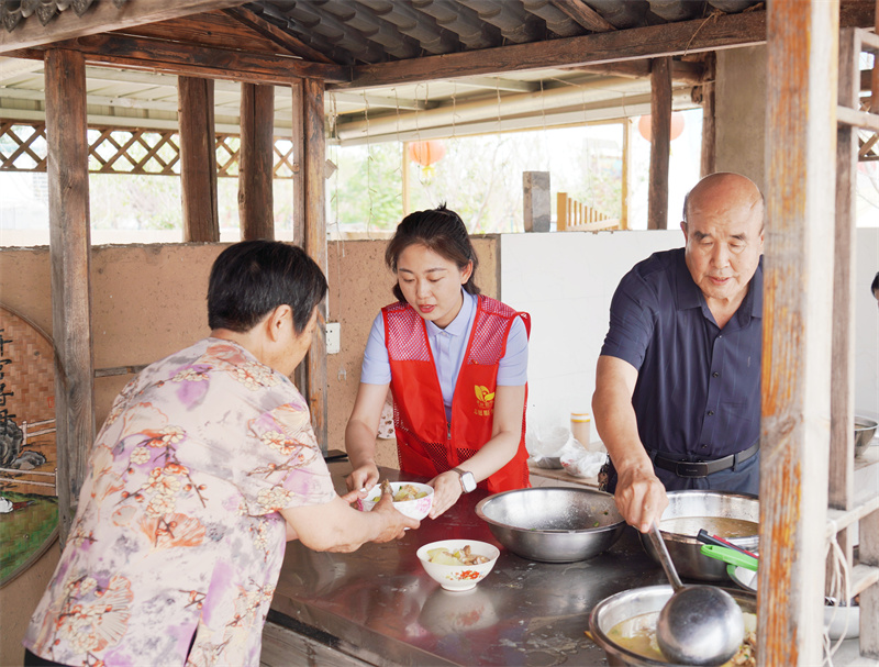 服务队成员在帮扶村“人民大食堂”为75岁以上老人做午饭