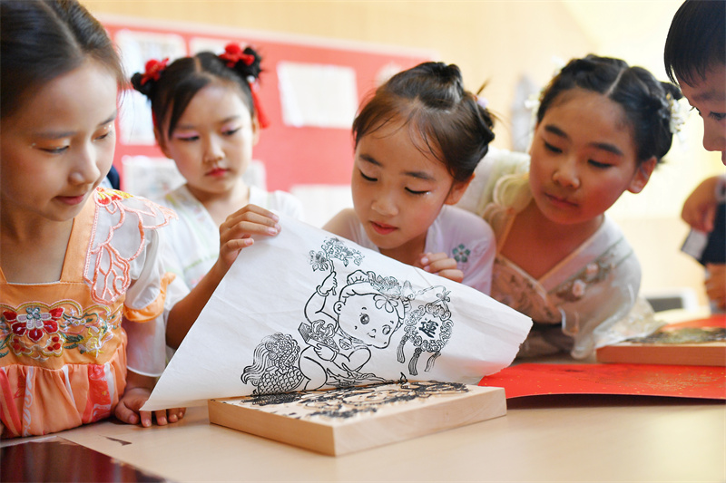 2026年6月17日，在山东省青岛市城阳区白云山学校开展的“传统文化润童心”主题活动上，学生们在体验木版年画制作。王海滨摄
