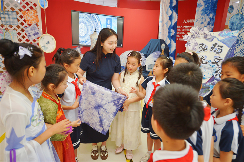 2026年6月17日，在山东省青岛市城阳区白云山学校开展的“传统文化润童心”主题活动上，老师向学生传授扎染技艺。王海滨摄