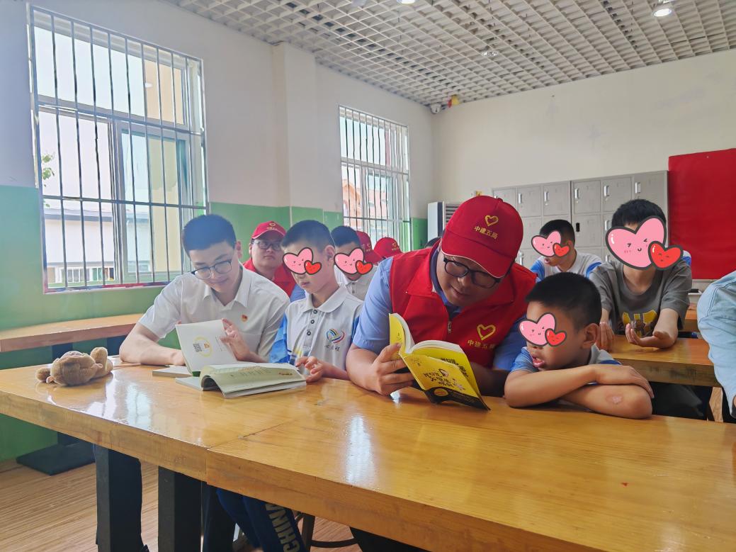 志願者給孩子們讀繪本