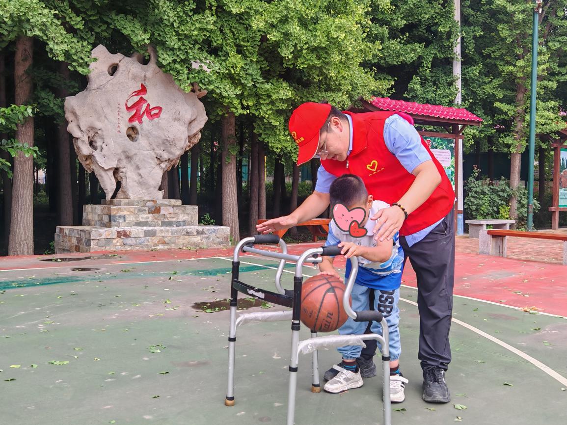志願者帶著孩子體驗籃球