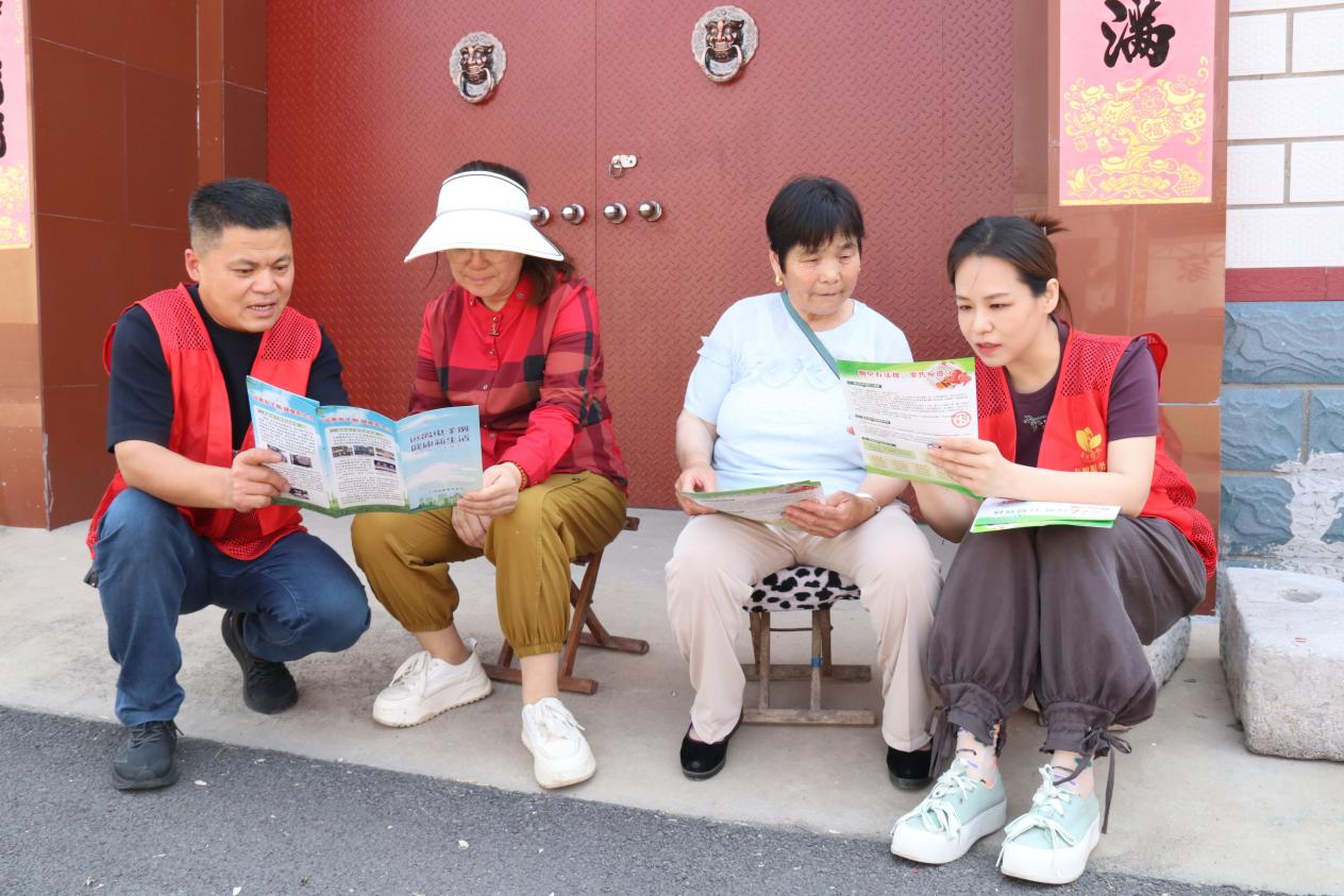 志愿者华茜、徐宝平为村中老人讲解法律知识