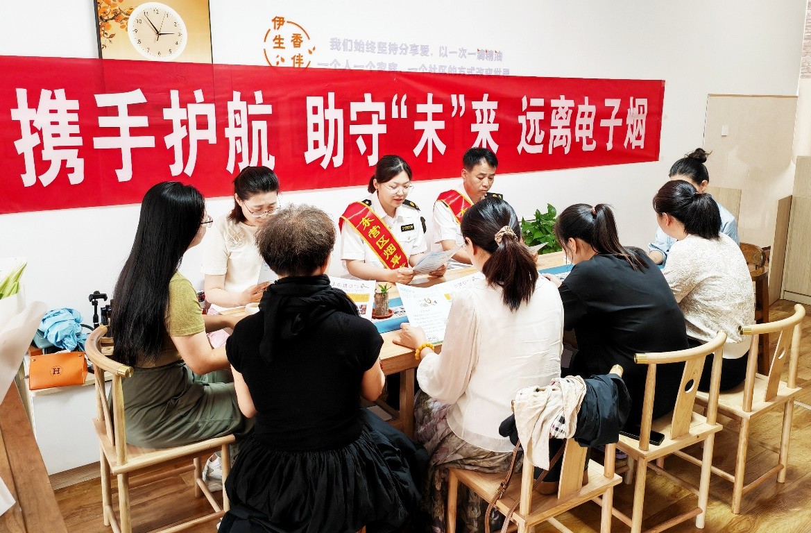 工作人员向学生家长讲解“上头电子烟”的危害