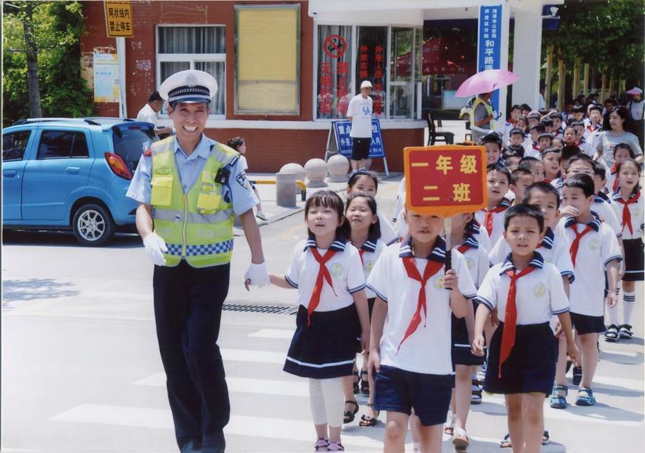 郭良营在小学门口护送学生上下学