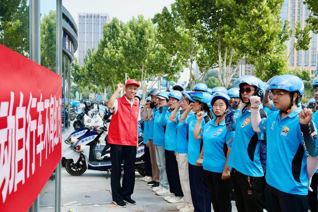 郭良营为外卖员进行交通可靠知识宣讲