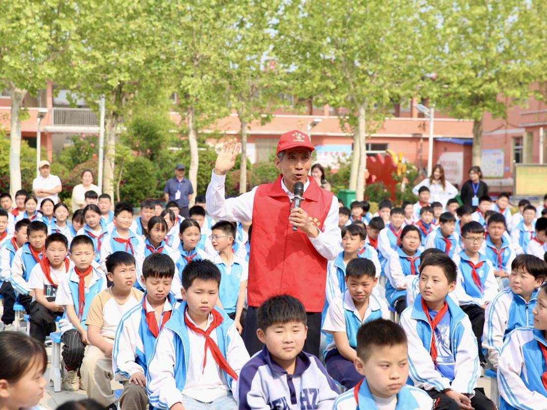 郭良营在学校进行“开学第一课”宣讲