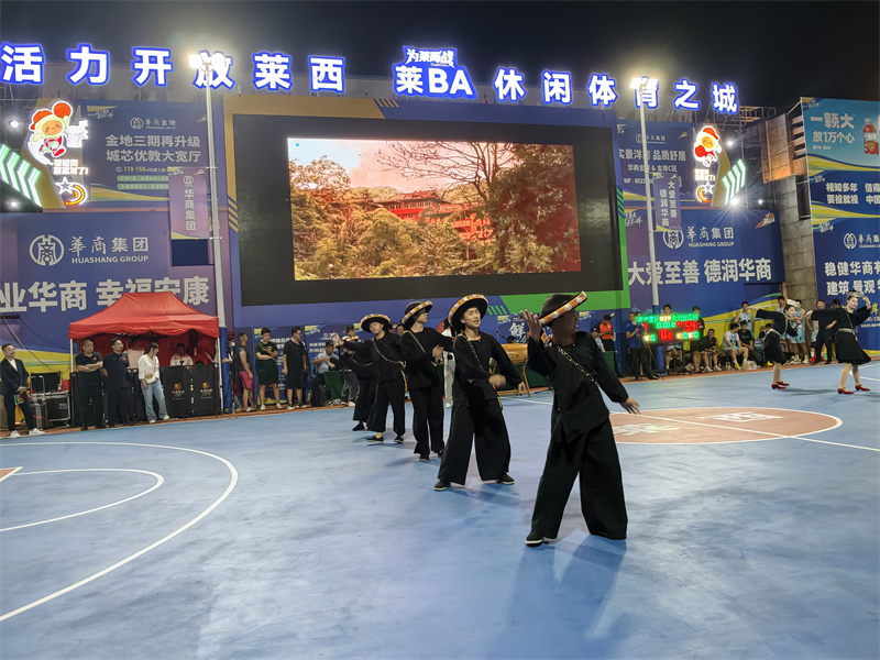 7月3日,2026年“莱BA”赛事现场,贵州省台江县啦啦队带来的苗族舞表演。张言哲摄