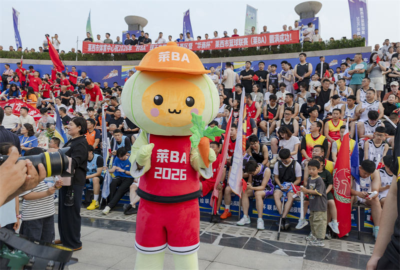 7月3日,2026年“莱BA”赛事现场,赛事吉祥物“莱德芬”和观众进行互动。臧宁东摄