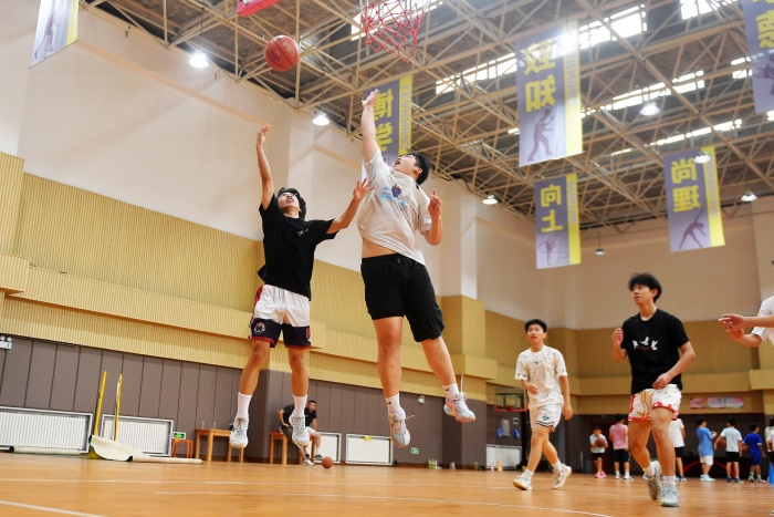 2026年7月9日,山东暑假山东省青岛市城阳区白云山学校的青岛学生在进行篮球锻炼。