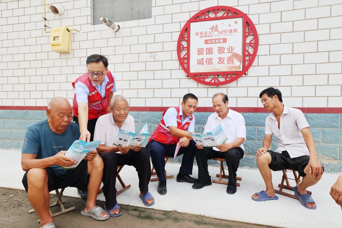 普法志愿者和乡亲们共读法律知识