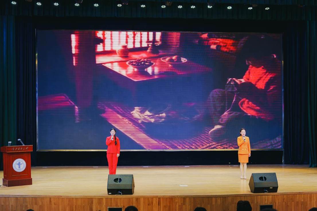 韩鹏(右一)正在进行艺术党课宣讲。受访单位供图