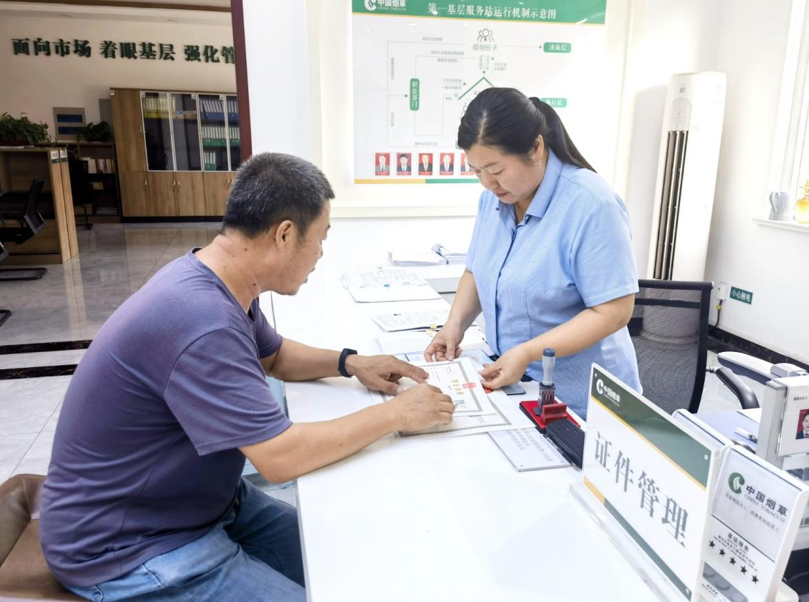 行政服務大廳工作人員為咨詢者答疑解惑