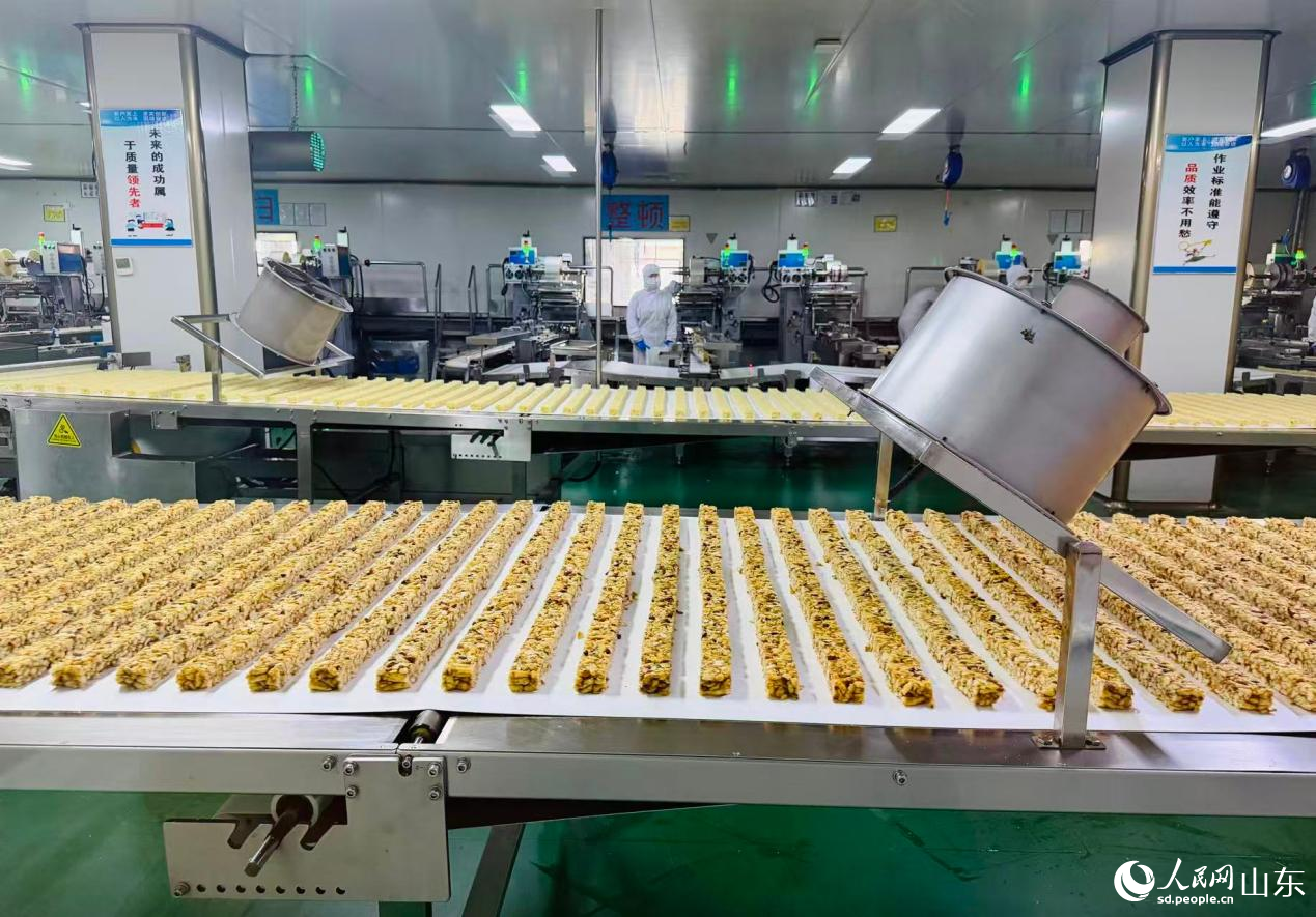 亿佰利（临沂）食品有限公司沙琪玛生产车间。人民网记者 乔姝摄