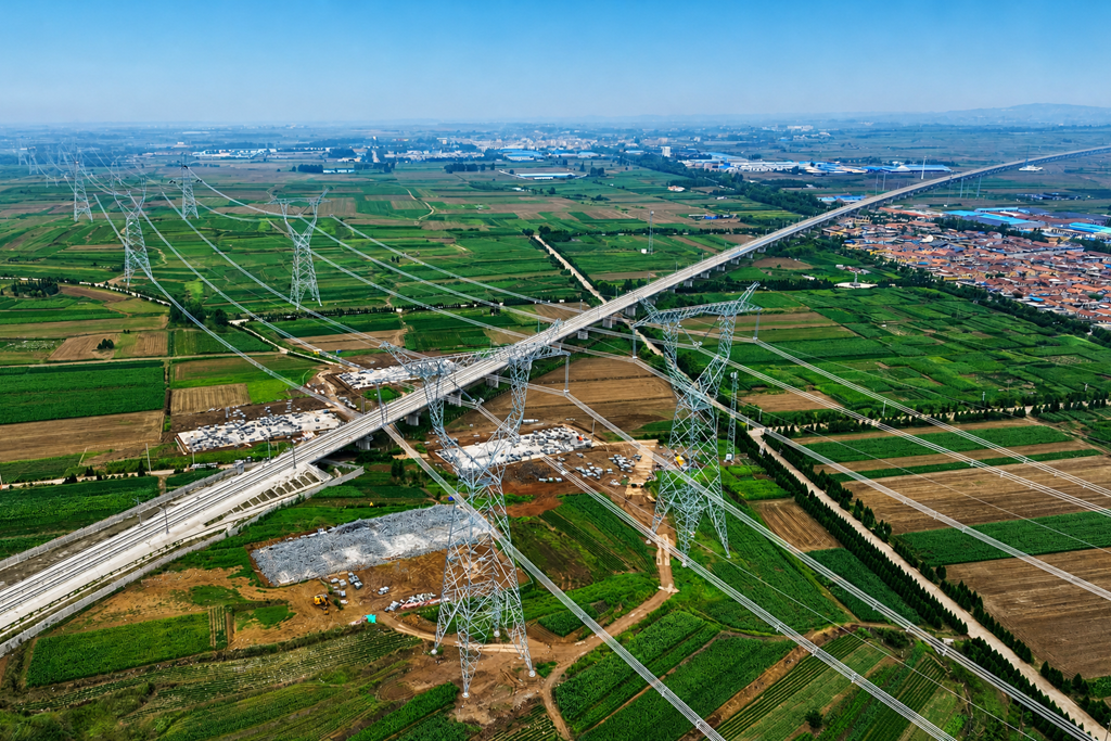 烟威特高压工程线路跨越潍荣高铁。（齐从添 王兴隆）
