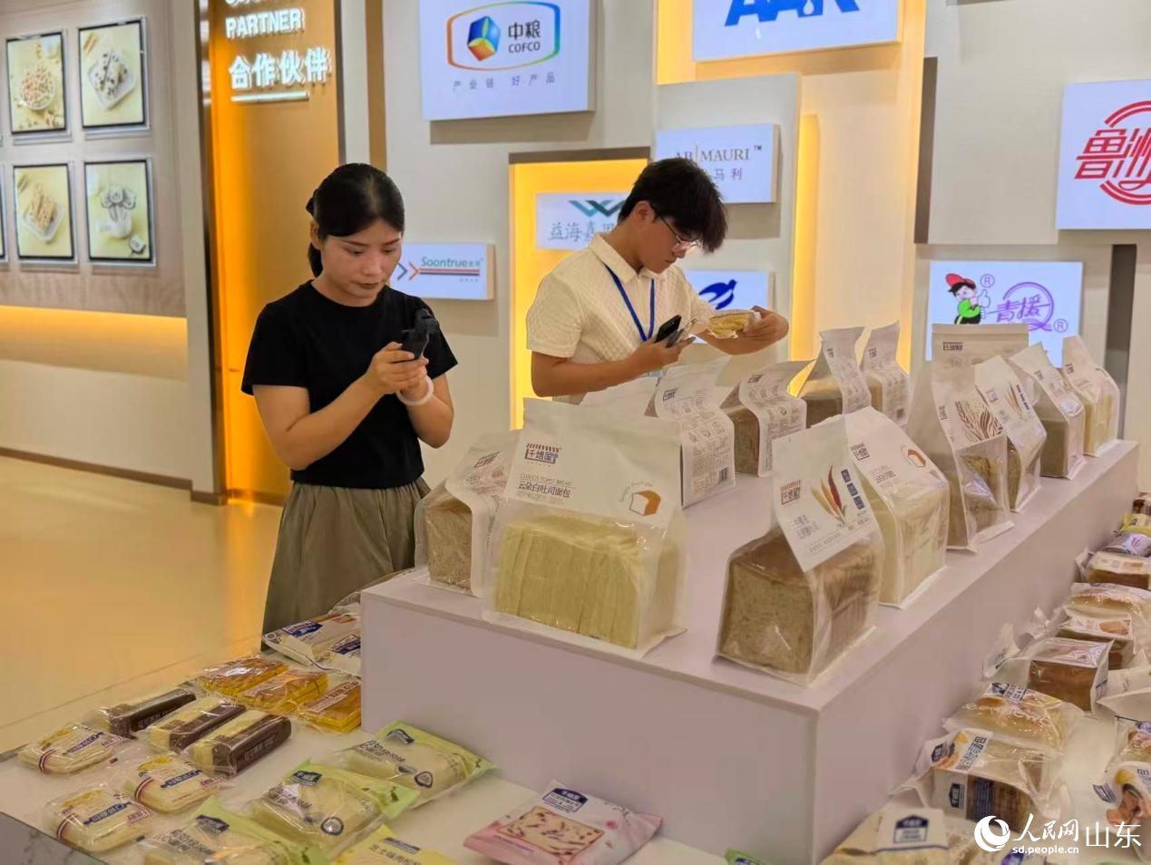 诺好佳食品展厅里的产品展示。人民网记者 乔姝摄