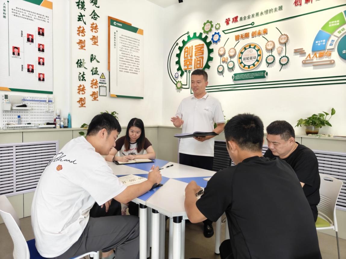 QC小组运用“头脑风暴法”进行课题讨论，提升课题研究质量
