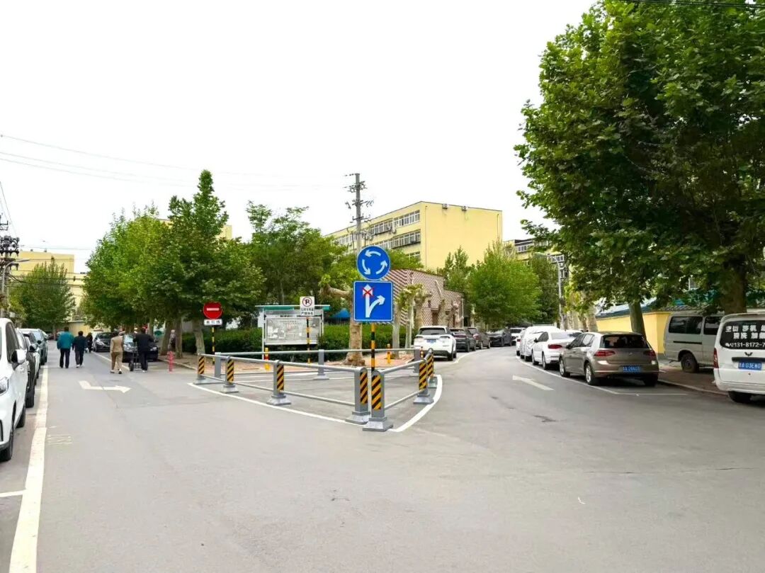治理后，小区道路通畅、环境整洁