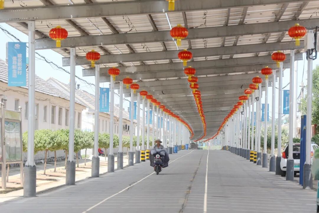 光伏板凌空架设，将村街笼罩在一片阴凉中。华电山东公司供图
