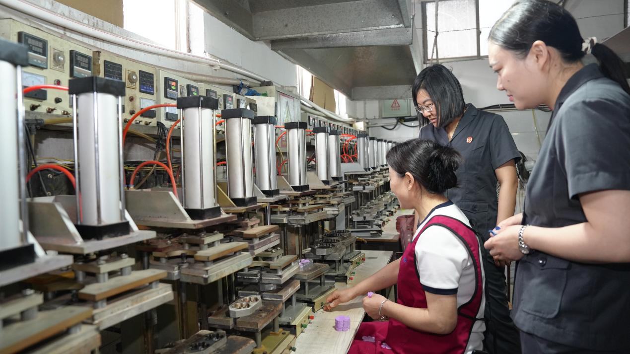 山东恒泰服饰股份有限公司生产车间内，工作人员正在介绍玩具成型工艺。 受访人供图