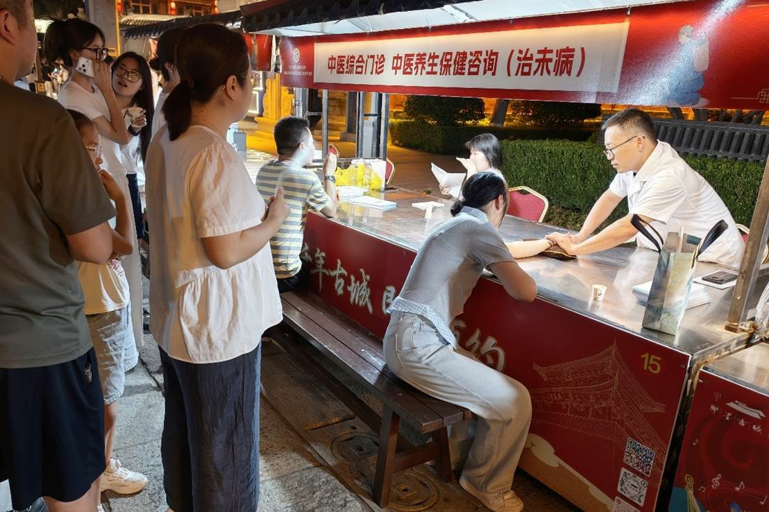 夜市上，專家為市民把脈問診。