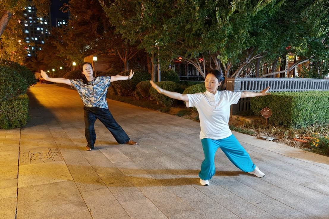 夜市上，青島市即墨區中醫醫院蒲公英八段錦團隊進行健身氣功八段錦表演。