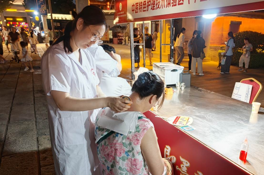 中醫專科護士為市民對症進行中醫特色項目治療。
