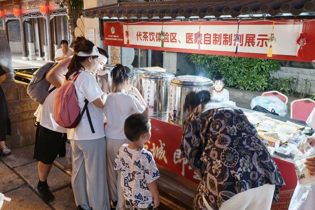 中藥“代茶飲”供市民免費品嘗。